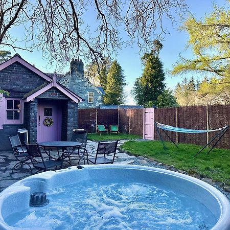 Tiny Romantic Retreat With Hot Tub On A Country Estate Near Cardigan Bay In Eryri Snowdonia Llanbedr  Eksteriør billede