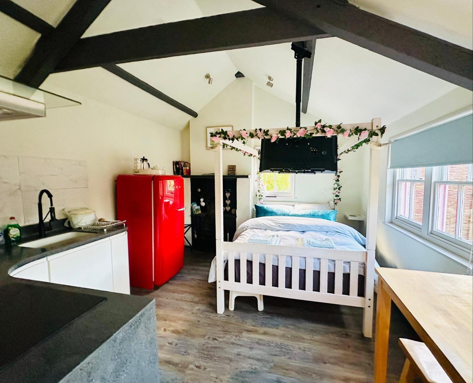 Tiny Romantic Retreat With Hot Tub On A Country Estate Near Cardigan Bay In Eryri Snowdonia Llanbedr  Eksteriør billede