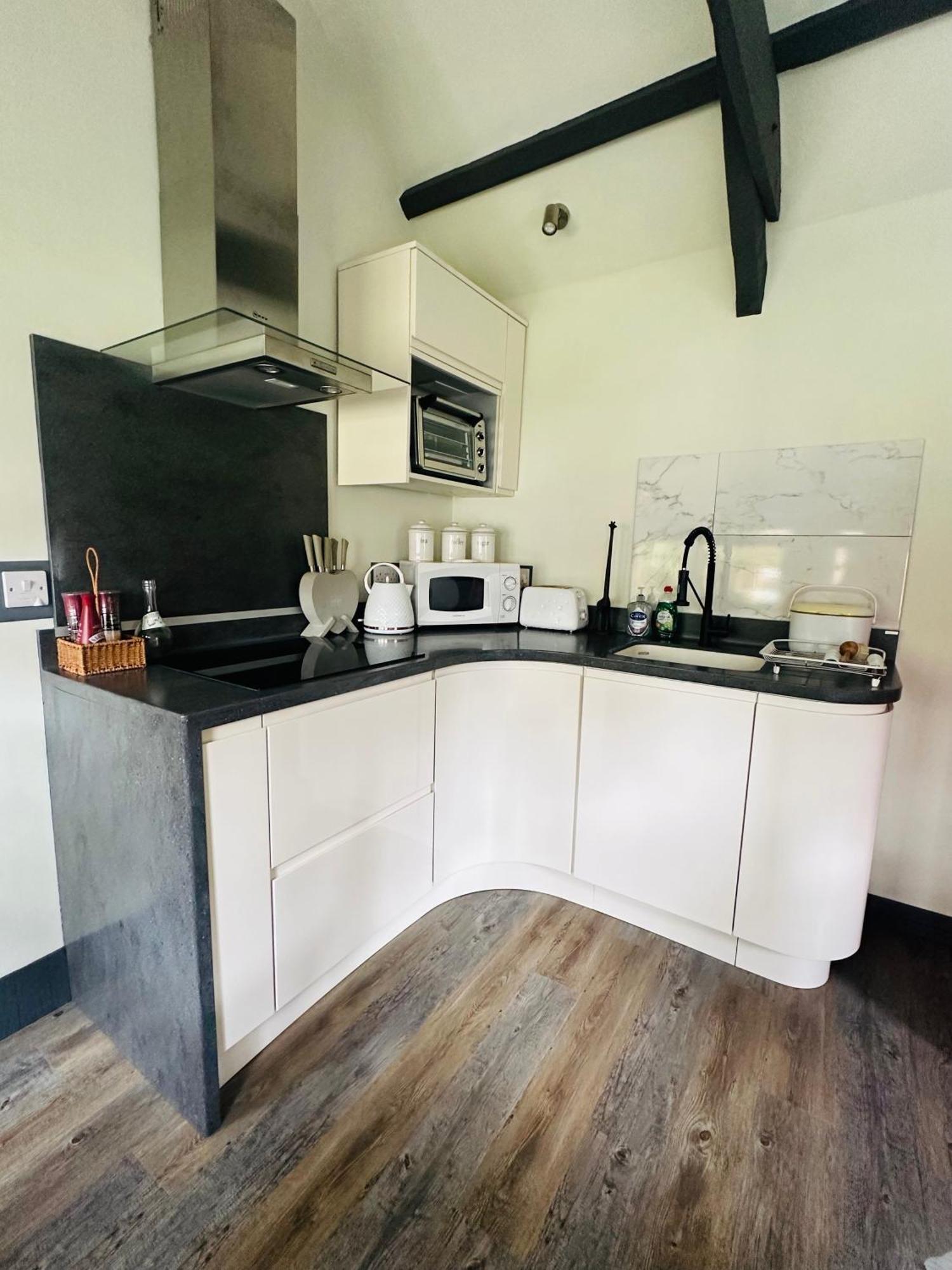 Tiny Romantic Retreat With Hot Tub On A Country Estate Near Cardigan Bay In Eryri Snowdonia Llanbedr  Eksteriør billede