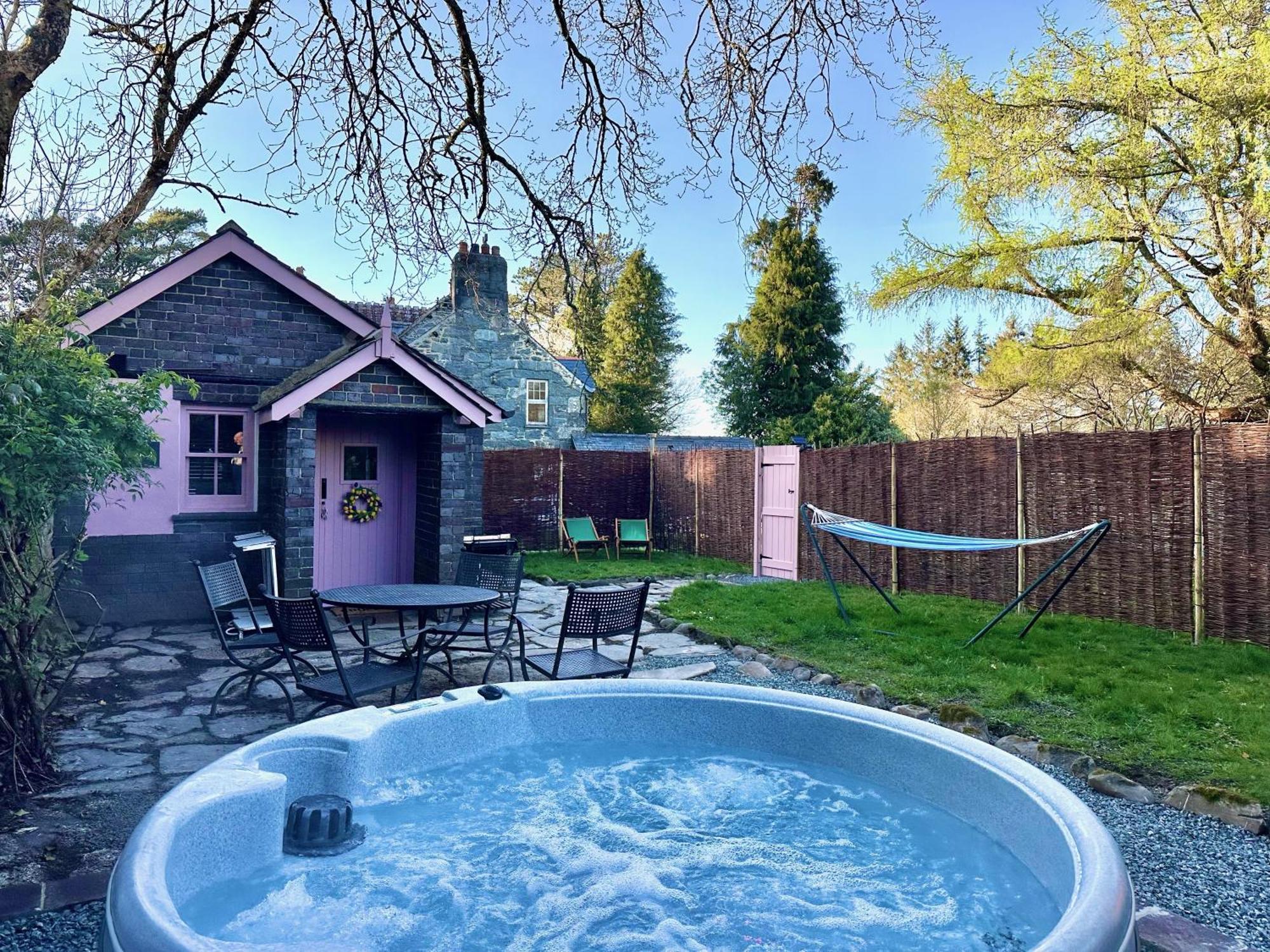 Tiny Romantic Retreat With Hot Tub On A Country Estate Near Cardigan Bay In Eryri Snowdonia Llanbedr  Eksteriør billede