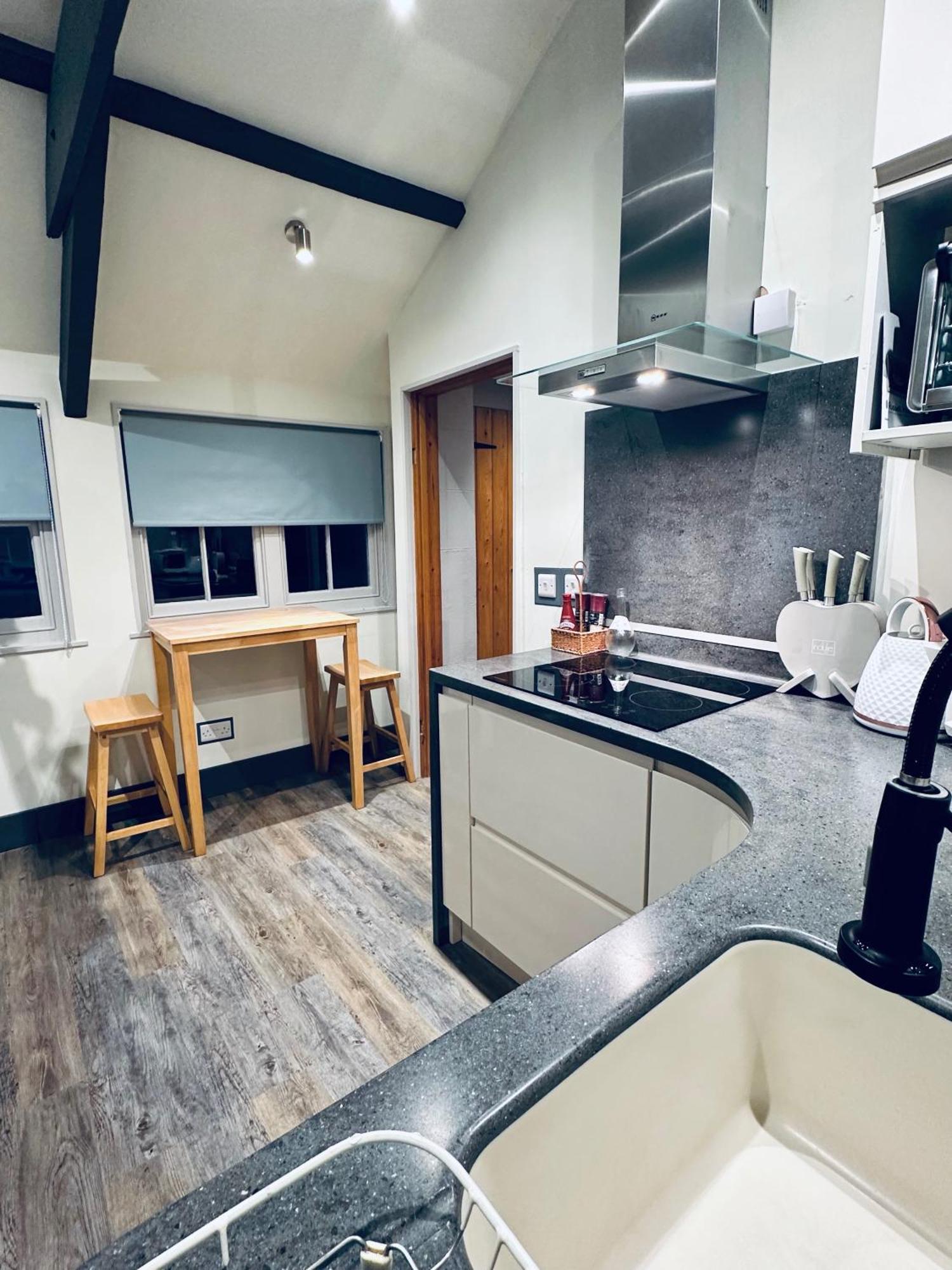 Tiny Romantic Retreat With Hot Tub On A Country Estate Near Cardigan Bay In Eryri Snowdonia Llanbedr  Eksteriør billede