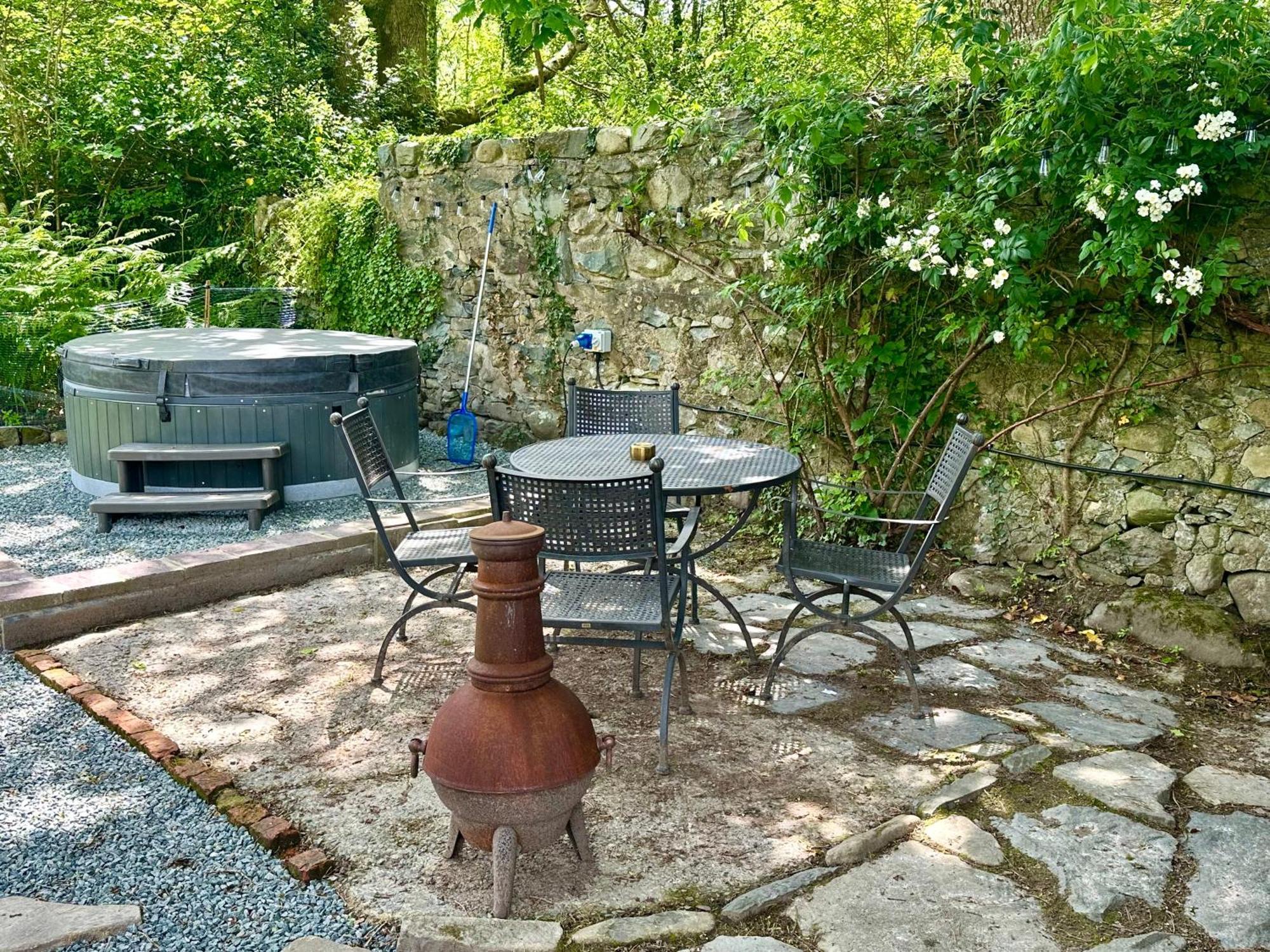 Tiny Romantic Retreat With Hot Tub On A Country Estate Near Cardigan Bay In Eryri Snowdonia Llanbedr  Eksteriør billede